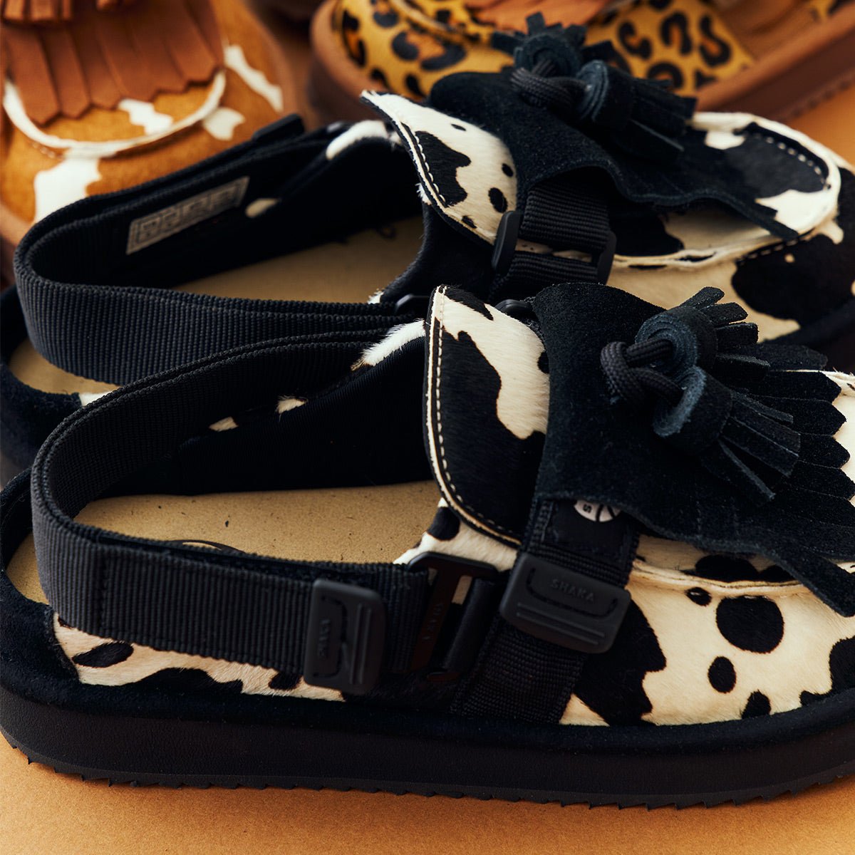 【予約/9月下旬入荷予定】 SHAKA キルトタッセル付きミュールサンダルMOC MULE TASSEL COWHAIR [メンズ/レディース][2026 秋冬] SK-339 - SHAKA(シャカ)公式オンラインストア