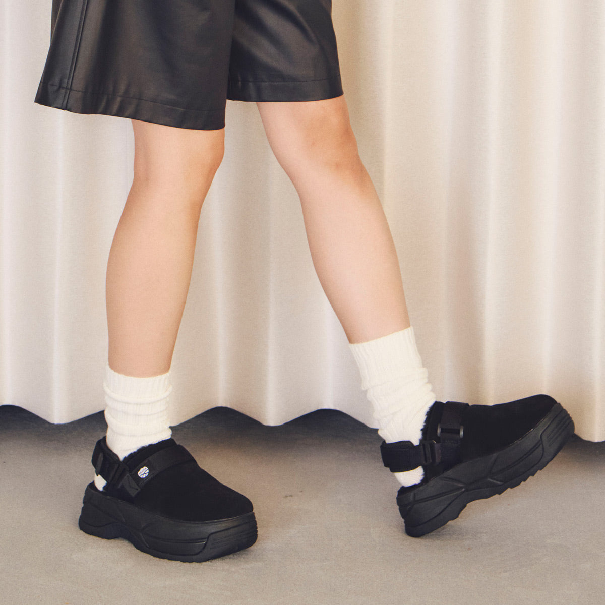 SHAKA 厚底クロッグサンダルSNUG CLOG MOUTON CHUNKY [レディース