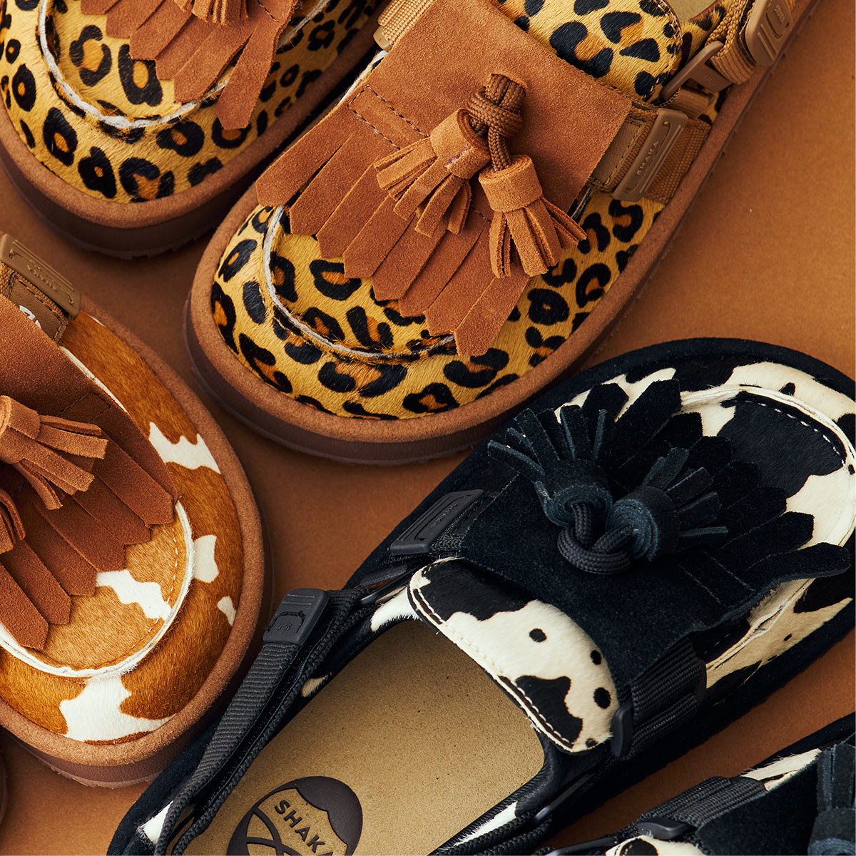 SHAKA キルトタッセル付きミュールサンダルMOC MULE TASSEL COWHAIR [メンズ/レディース][2026 秋冬] SK-339