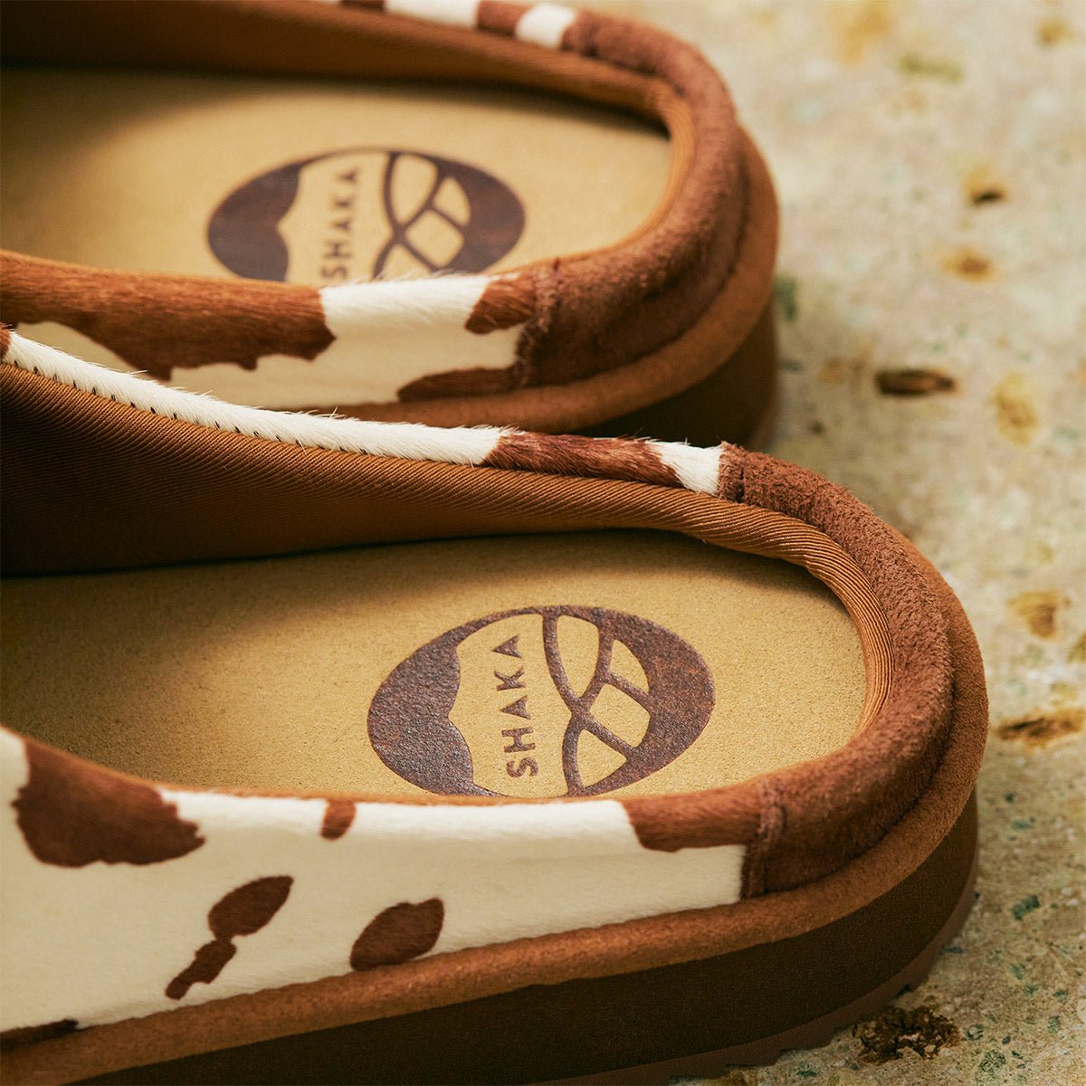 SHAKA キルトタッセル付きミュールサンダルMOC MULE TASSEL COWHAIR [メンズ/レディース][2025 秋冬] SK - 339 - SHAKA(シャカ)公式オンラインストア